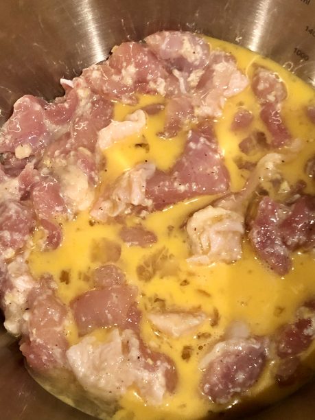 ボウルの中の鶏もも肉と溶き卵