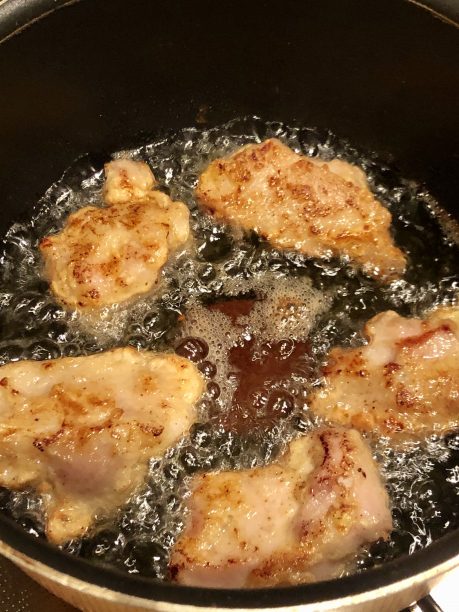 油で揚げる鶏もも肉