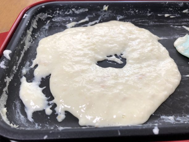 ホットプレートの中央に寄せた牛乳