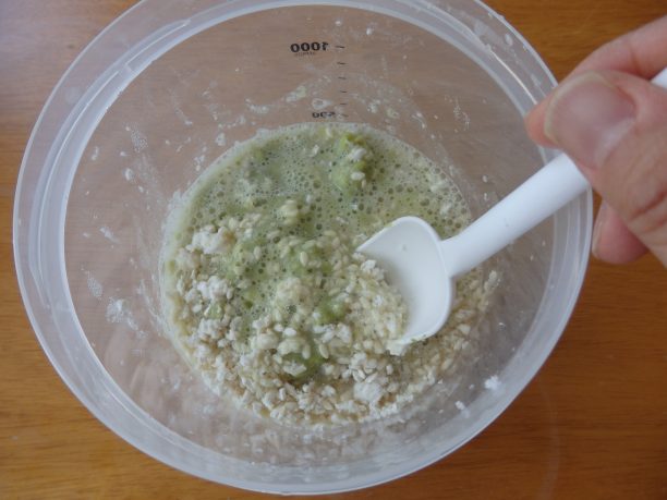 材料をよく混ぜる