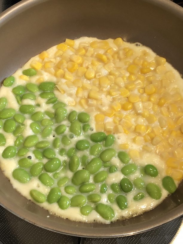 コーンと枝豆を並べる