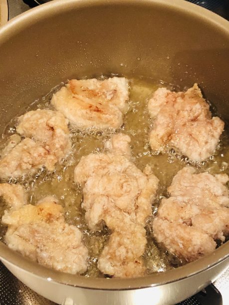油で揚げている鶏もも肉