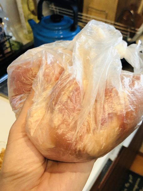 材料を揉み込んで冷蔵庫で寝かせた鶏もも肉