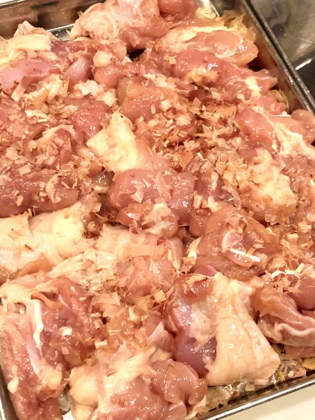 かつお節をまぶした鶏もも肉