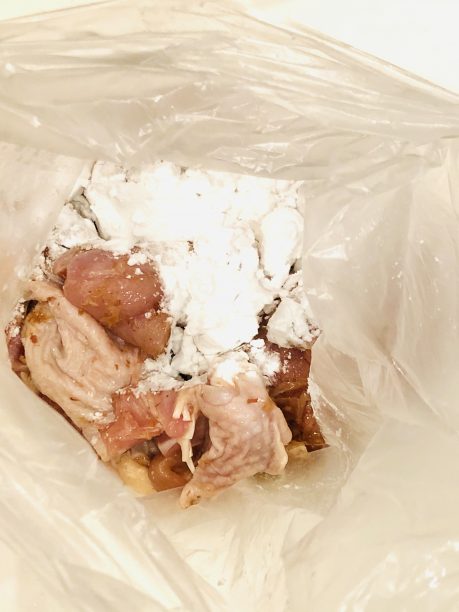 片栗粉をまぶした鶏もも肉