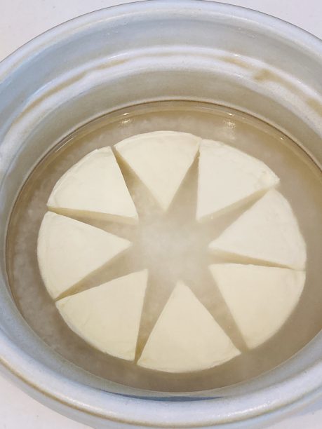 研いだお米の上に乗せた6Pチーズ