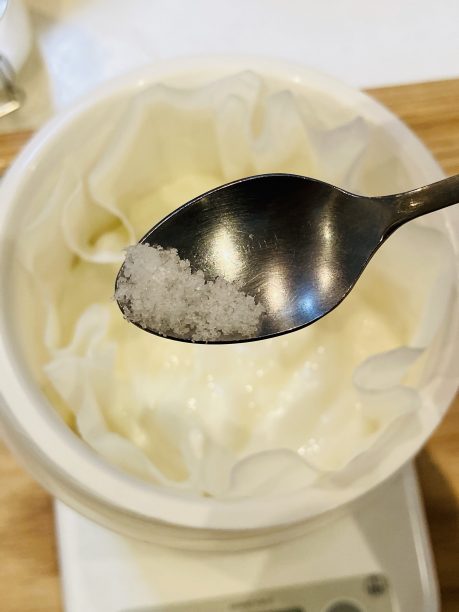 塩をすくったスプーン