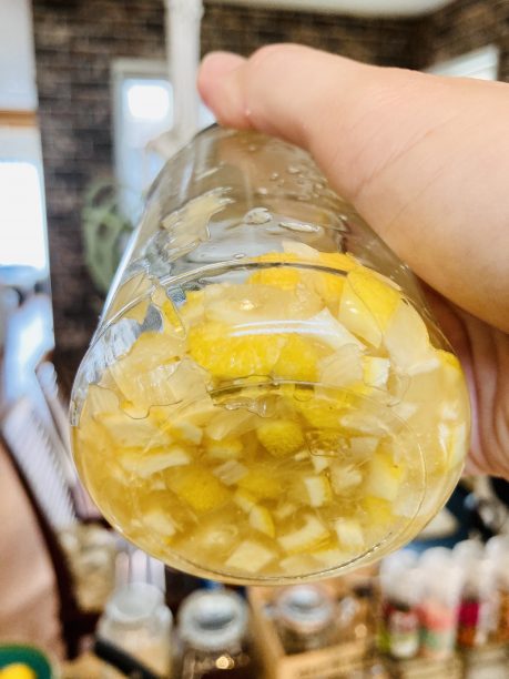 材料を入れた瓶の底