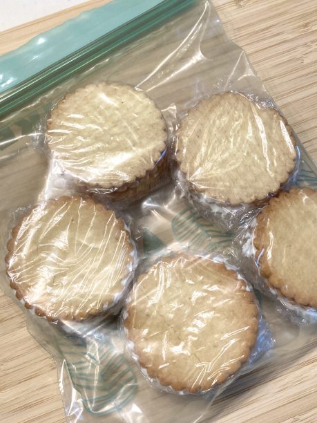 保存袋に入れたヨーグルトクッキー