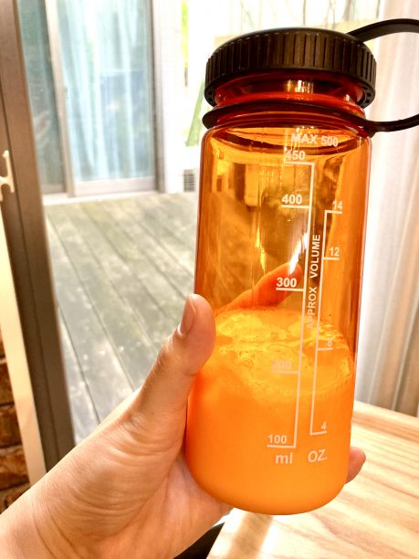 容器に入れた酢、牛乳、はちみつ