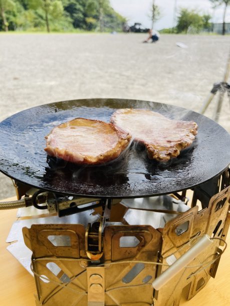 鉄板で焼くマキシマムを付けた牛タン