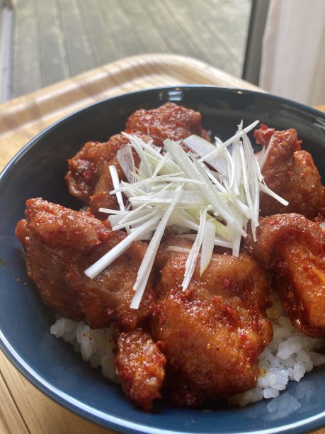 完成したヤンニョムチキン丼