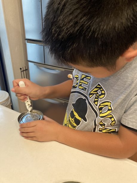 缶詰を開けるせんちゃん