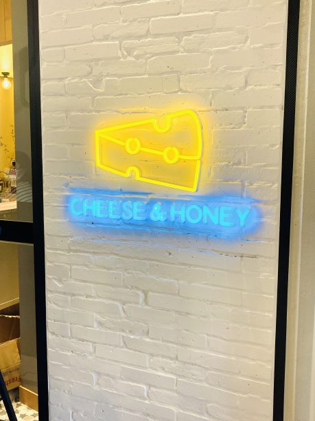 「CHEESE&HONEY」の看板