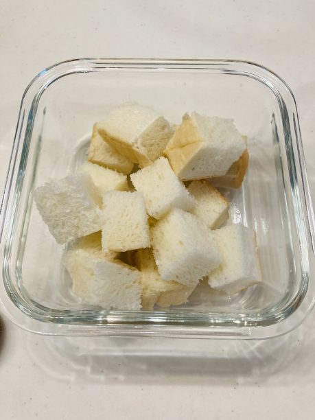 耐熱容器に入れた食パン