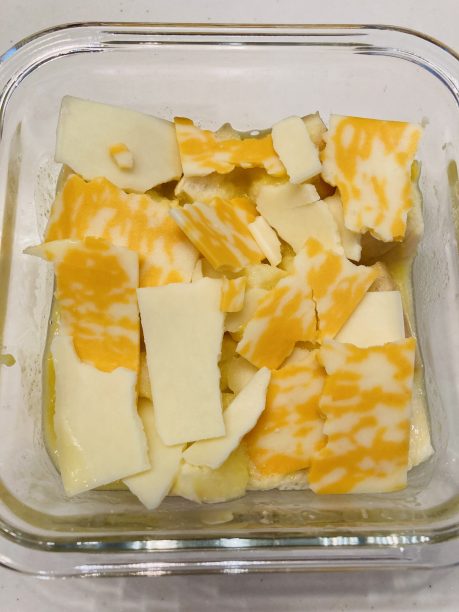 耐熱容器に入っている食パン、コーンスープ、チーズ