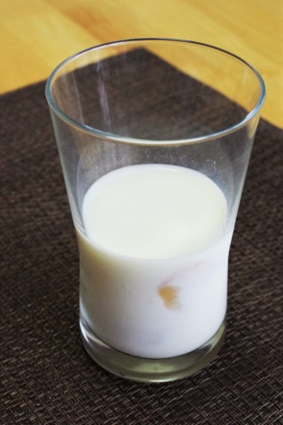 凍らせて食べる甘酒バーの牛乳割