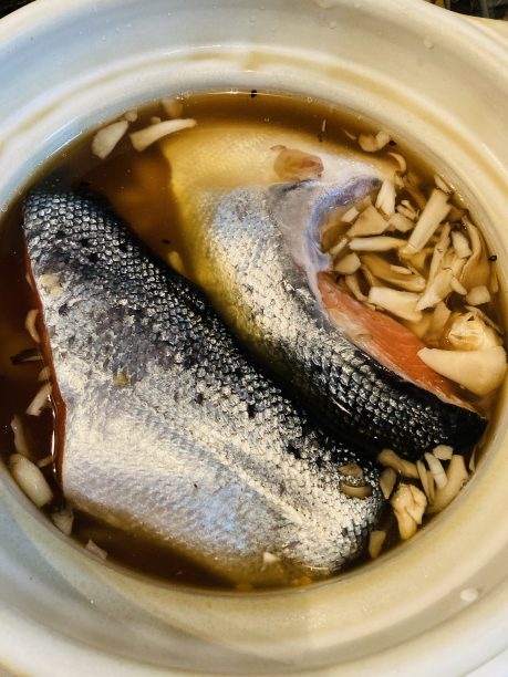 鮭と舞茸を入れる