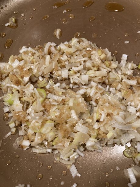 ごま油で炒めた材料