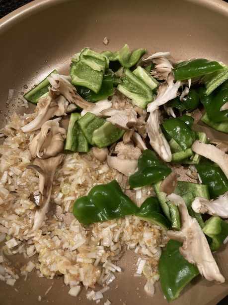ごま油で炒めた材料と舞茸、ピーマン