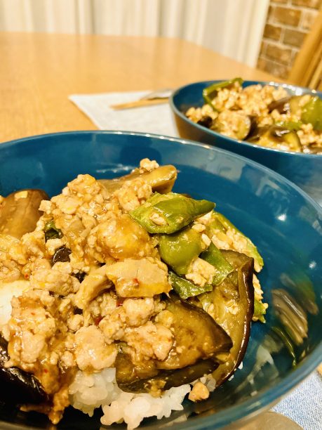 お皿に盛り付けた旨辛麻婆なす
