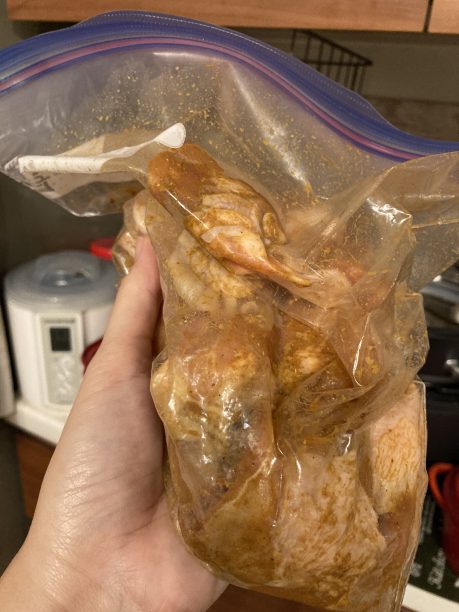 キスケ糀パワーカレースパイスを揉み込む鶏もも肉
