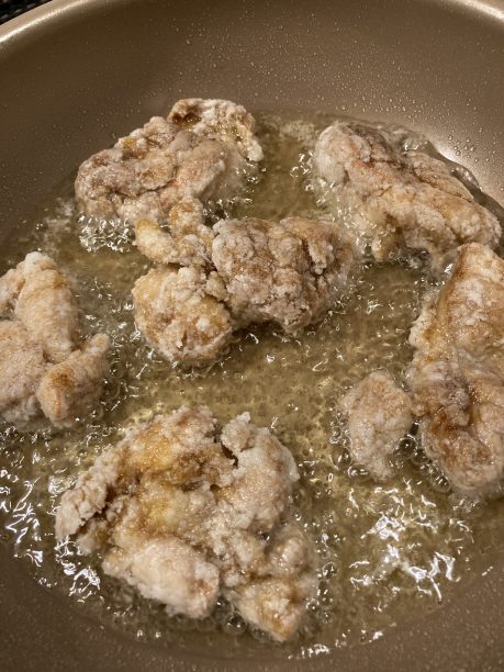 油で揚げる鶏もも肉