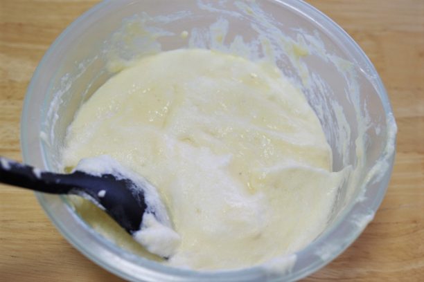 泡立てた卵白と混ぜ合わせた材料を入れたボウル