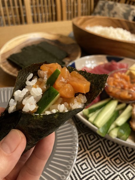 サーモンの醤油漬けときゅうりの手巻き寿司