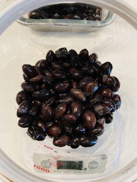 重さを量る黒豆