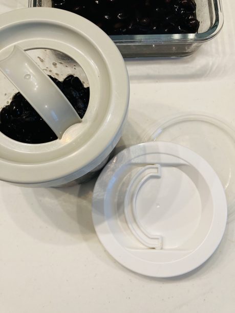 取手ふたを閉めたガラス容器