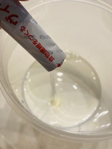 ヴィーリを牛乳に入れる