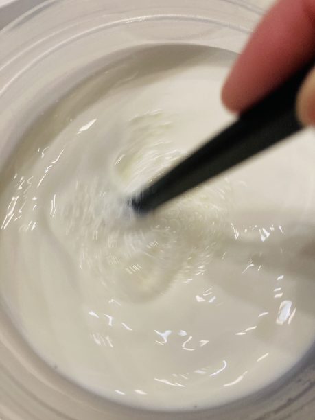 ヴィーリと牛乳を混ぜる
