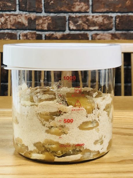 レモンときび砂糖を入れたガラス容器
