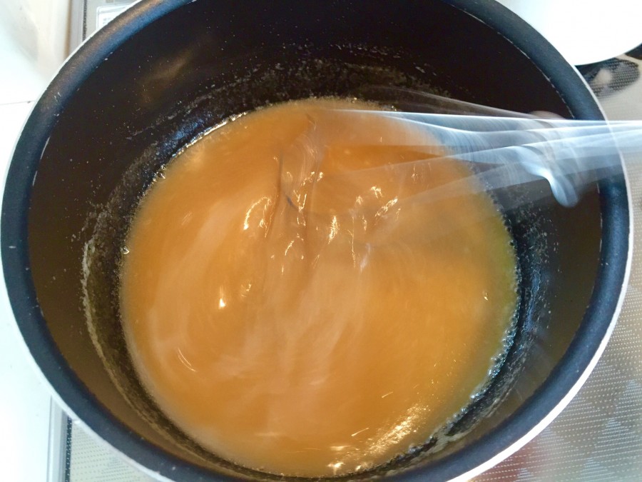 厚みが出て茶色く色づいてきたら火を止めて、プレーンヨーグルトを加えてすぐに泡立て器で混ぜます。