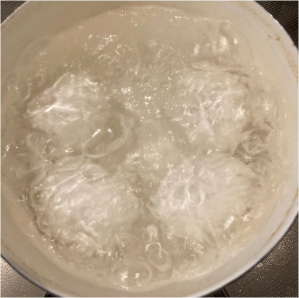 ゆで卵を作り半分に切ります。※熱湯に冷蔵庫から取り出した卵を9分火にかけ、取り出して冷水につけてから殻を剥きます。