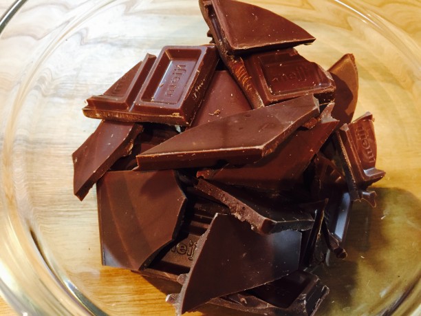 チョコレートを小さくカットし、耐熱皿に入れます。