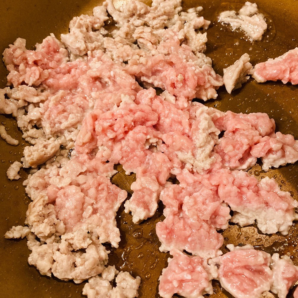 ごま油を引いたフライパンで豚ひき肉を色が変わるまで炒めます