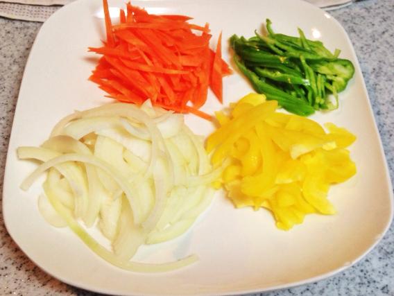 野菜を細切りにします。