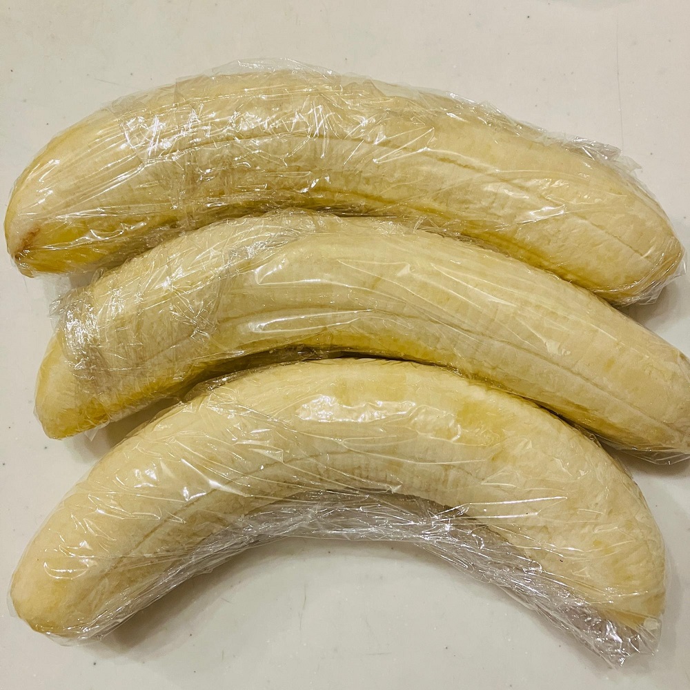 バナナは皮を剥きラップをして冷凍庫で凍らせておきます