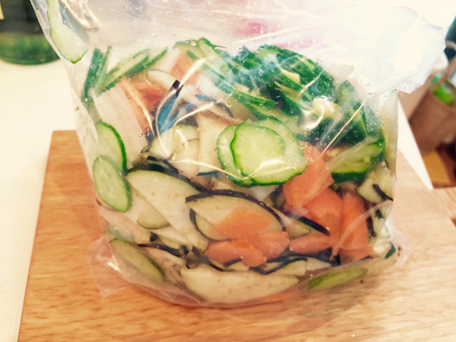 切った野菜を保存袋に入れて、塩小さじ1を入れて絡め、袋の口を閉じて1時間ほどおきます。