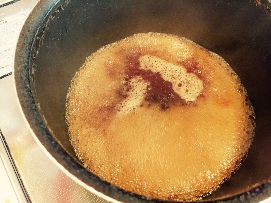 小鍋に漬け汁(●)を煮立たせ、1/2量になるまで中火で4〜5分煮立たせます。