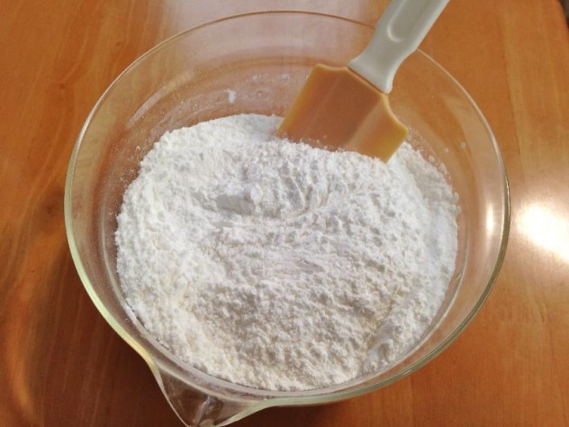 上新粉と砂糖を混ぜ、水を少しずつ加えながら混ぜ合わせます。