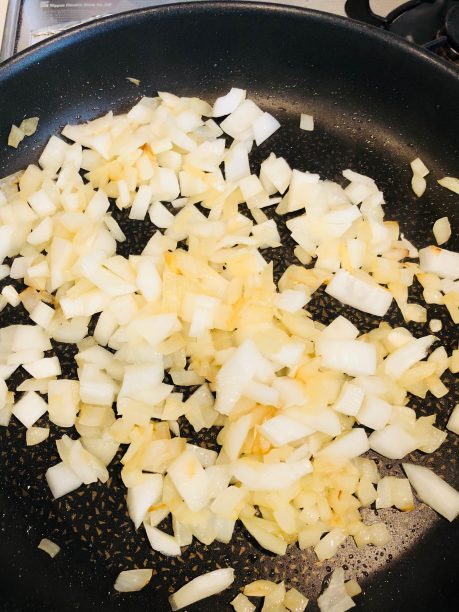 玉ねぎを粗みじん切りにし、フライパンで透明になるまで炒めて冷ましておきます。