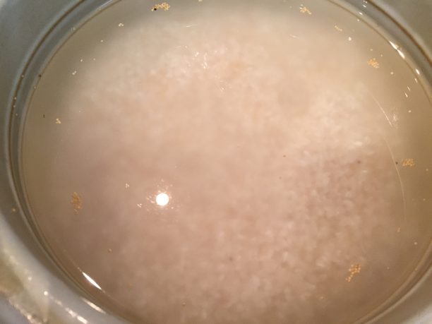 洗った白米に分量通りの水を入れ、その後に水洗いしたアマランサスを入れてよく混ぜます。
