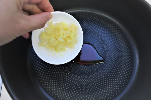 フライパンにごま油を引きニンニクと生姜を炒めます。