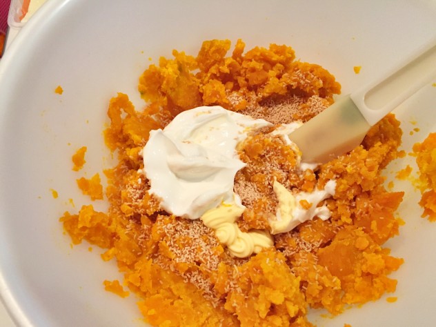 温かいうちに皮をむきかぼちゃを潰して、水切りヨーグルト、てんさい糖、バターを入れて混ぜます。
