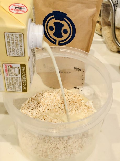 レンジ消毒したヨーグルティアの内容器に、米こうじ、無調整豆乳を入れてよく混ぜます。