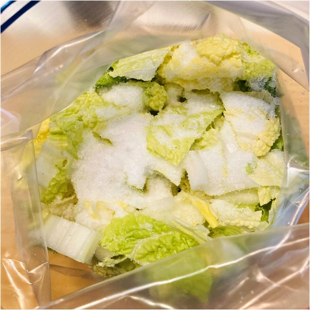 保存袋に白菜と塩を入れて10分程揉み込みます。