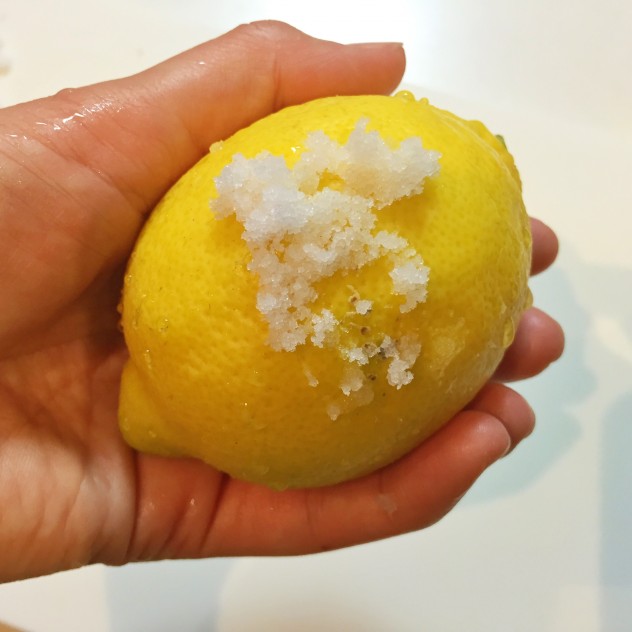 水で濡らしたレモンに塩をこすりつけて汚れを落とします。